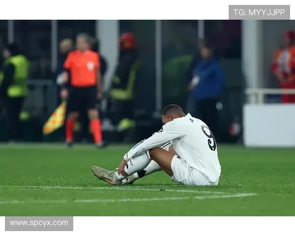 姆巴佩精彩过人遭对手推倒主裁对其进行严厉教育引发热议